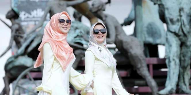 Keseruan Syahrini dan Adik, Kompak Berhijab di Romania