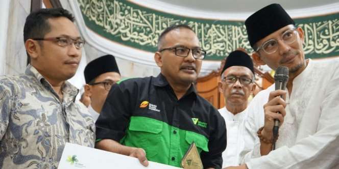 Sandiaga Uno Bagikan Wakaf 85 Quran dan Dana Rp1 Miliar