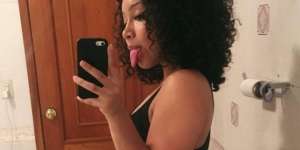 Foto Selfie Wanita di Kamar Mandi Ini Heboh, Ada yang Janggal!