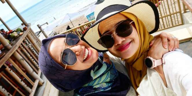 Paduan Sunglasses dan Warna Lipstik, Bikin Penampilan Stunning