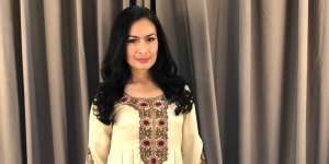 Isi Acara Ramadan, Busana Seksi Iis Dahlia Banjir Kritikan