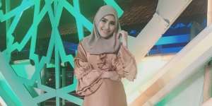 Baju Lebaran Umbar Bagian Tubuh, Ini Pembelaan Ayu Ting Ting