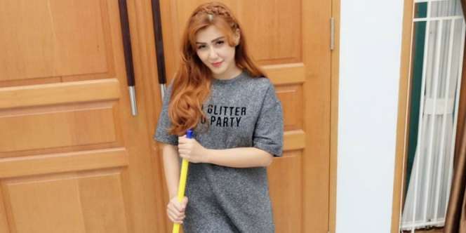 Gaya Rey Utami Bersih-bersih Rumah, Lihat Kakinya!