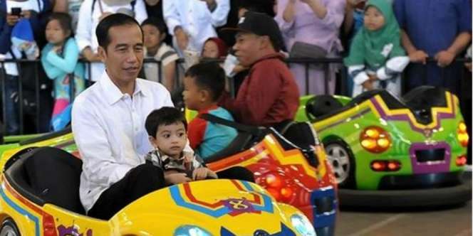Gaya Libur Lebaran Cucu Jokowi, Pakai Sepatu Rp4 Jutaan?