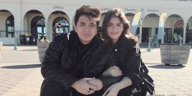 Pose Foto Romantis Billy Syahputra-Hilda Panen Cibiran