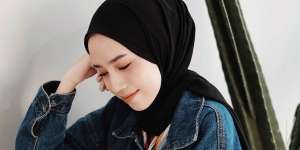 Gaya Hijab Cantik dengan Paduan Atasan Denim