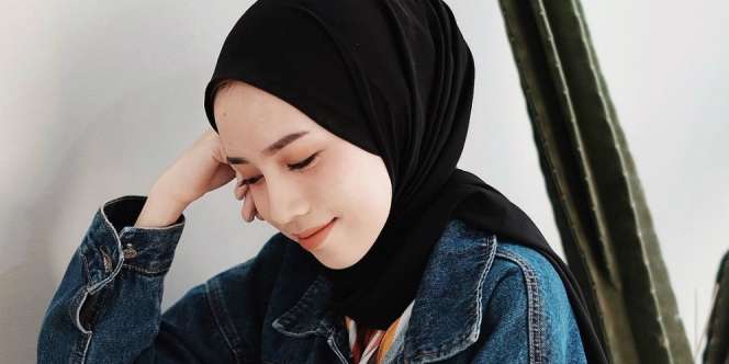 Gaya Hijab Cantik dengan Paduan Atasan Denim