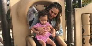 Metode Ratus Jadi Populer di AS Gara-gara Chrissy Teigen