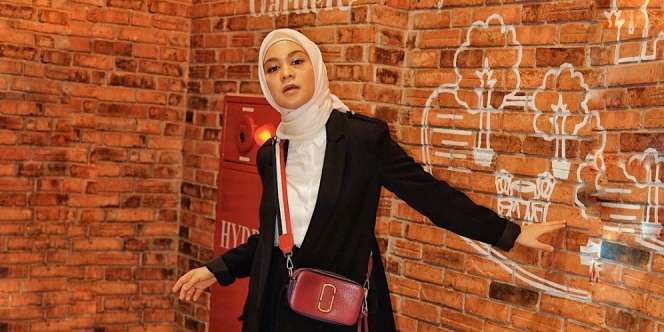 Kembali Kerja, Intip Gaya Stylish Kantor ala Tantri Namirah