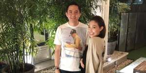 Jahilnya Ayu Dewi Unggah Foto Suami Tidur Sambil Mangap