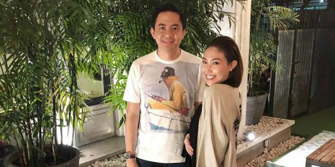 Jahilnya Ayu Dewi Unggah Foto Suami Tidur Sambil Mangap