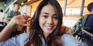 Liburan di LA, Ada yang Janggal dengan Tangan Aurel Hermansyah