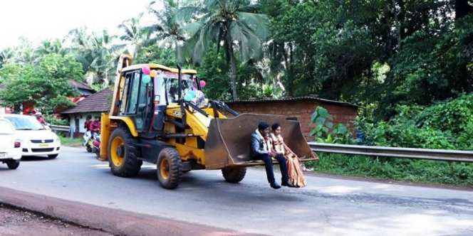 Kisah Pengantin Diangkut Mesin Backhoe