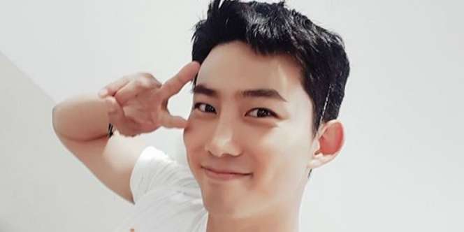 Lirikan Taecyeon `2PM` Saat Wamil Bikin Geger