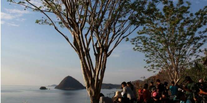 Nikmati Senja Romantis di Labuan Bajo dari Bibir Tebing