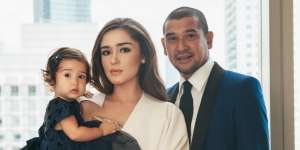 Foto Masa Kecil, Wajah Yasmine Wildblood Mirip Banget Putrinya