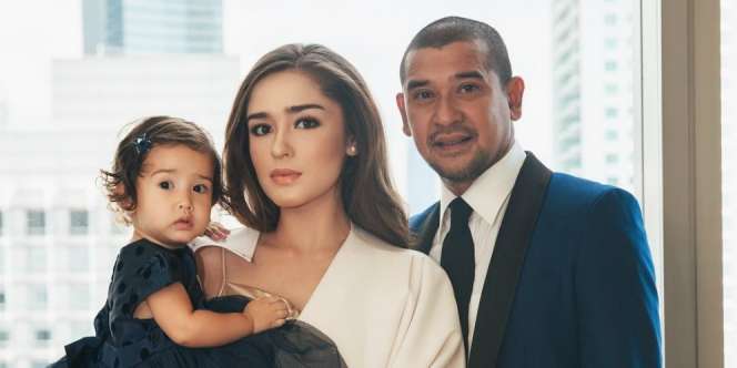 Foto Masa Kecil, Wajah Yasmine Wildblood Mirip Banget Putrinya
