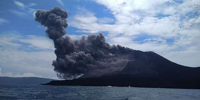 Gunung Anak Krakatau Meletus