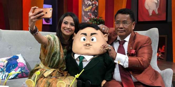 Hotman Paris Pamer Foto dengan Deretan Wanita Cantik