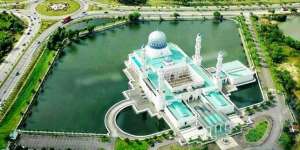 Geger Dua Penari Beraksi Tak Santun di Halaman Masjid Terkenal