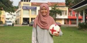 Viral Aksi Hijabers Main Bola Pakai Gamis
