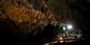 12 Remaja Terjebak di Gua