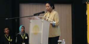 Saat Menteri Rini Buatkan Kopi untuk Atasan