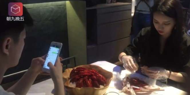 Tinggal Hap, Menu Udang Tamu Resto Ini Dikupas Wanita Cantik