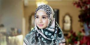 Pesona Bella Berbaju Batik di Malaysia, Bikin Bangga Warganet