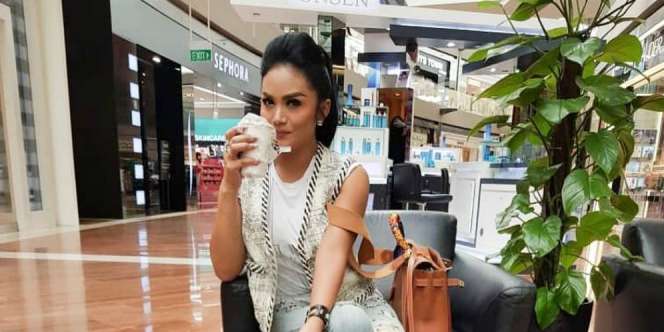 Ngopi Cantik, Harga Rompi Krisdayanti Bikin `Tersedak`