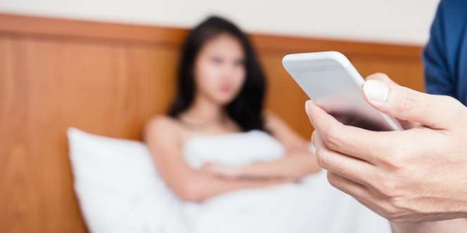 Cinta Terlarang Istri Hamil Tua dengan Mantan