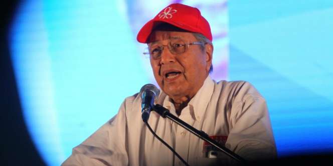 Foto Mahathir Naik Mobil Mewah Ini Jadi Viral, Apa Sebab?