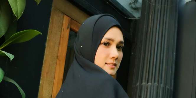 Intip Gaya Mulan Jameela Gendong Anak dengan Busana Syari