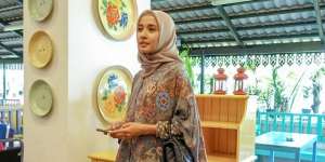 Busana Batik Laudya Cynthia Bella di Malaysia Curi Perhatian
