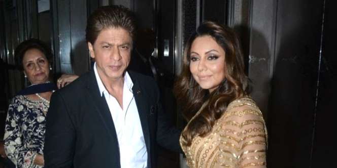 Geger Foto Liburan Shah Rukh Khan, Lihat Ponselnya