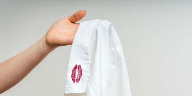 Tips Bersihkan Noda Lipstik yang Menempel di Baju
