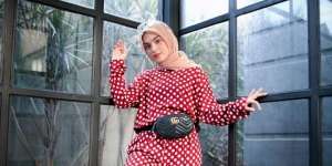 Hanya Berbekal Funny Bag, Gaya 5 Artis Berhijab Ini Kece Abis