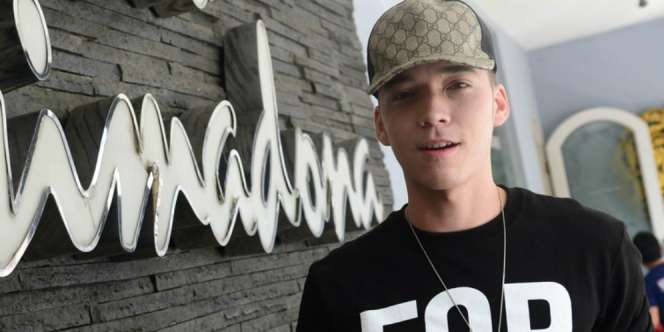 Foto Bareng Rekan Artis, Stefan William Digoda Soal Mantan