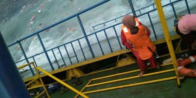 Foto Ibu dan Anak Ini Bikin Banjir Air Mata