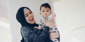Gaya Hijab Seleb yang Tetap Stylish Saat Gendong Anak
