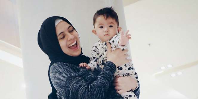Gaya Hijab Seleb yang Tetap Stylish Saat Gendong Anak
