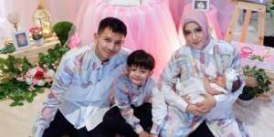 Penampilan Kompak Fairuz A Rafiq dan Suami di Akikah Putrinya