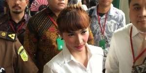 Penampilan Berbeda Roro Fitria di Ruang Sidang