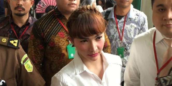 Penampilan Berbeda Roro Fitria di Ruang Sidang