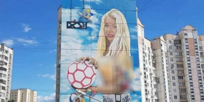 Direktur Dicibir Gara-gara Poster Raksasa, Modelnya Ternyata..