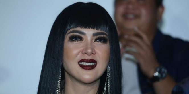 Bobot Naik, Kostum Ketat Syahrini Robek di Gala Premier
