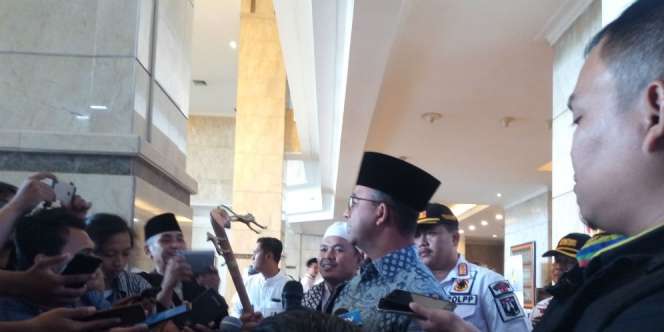 Anies Baswedan Dihadiahi Tongkat Berkepala Macan dari Afrika