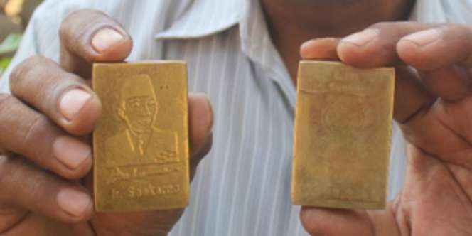 Geger Penemuan Emas Batangan Bergambar Soekarno di Makam Kuno