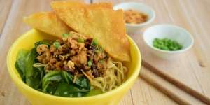 Bakmi Janda Surabaya Bikin Heboh, Tengok Pelayannya...