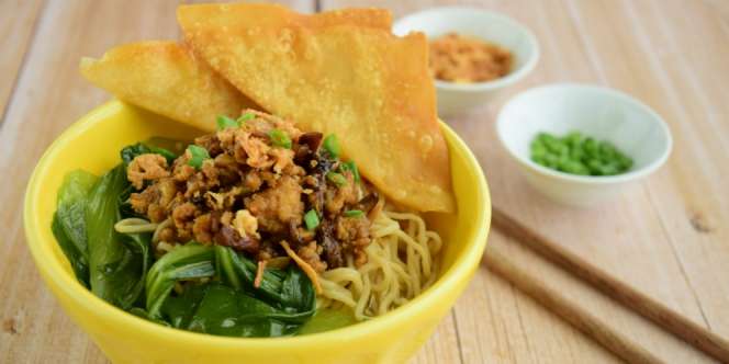 Bakmi Janda Surabaya Bikin Heboh, Tengok Pelayannya...